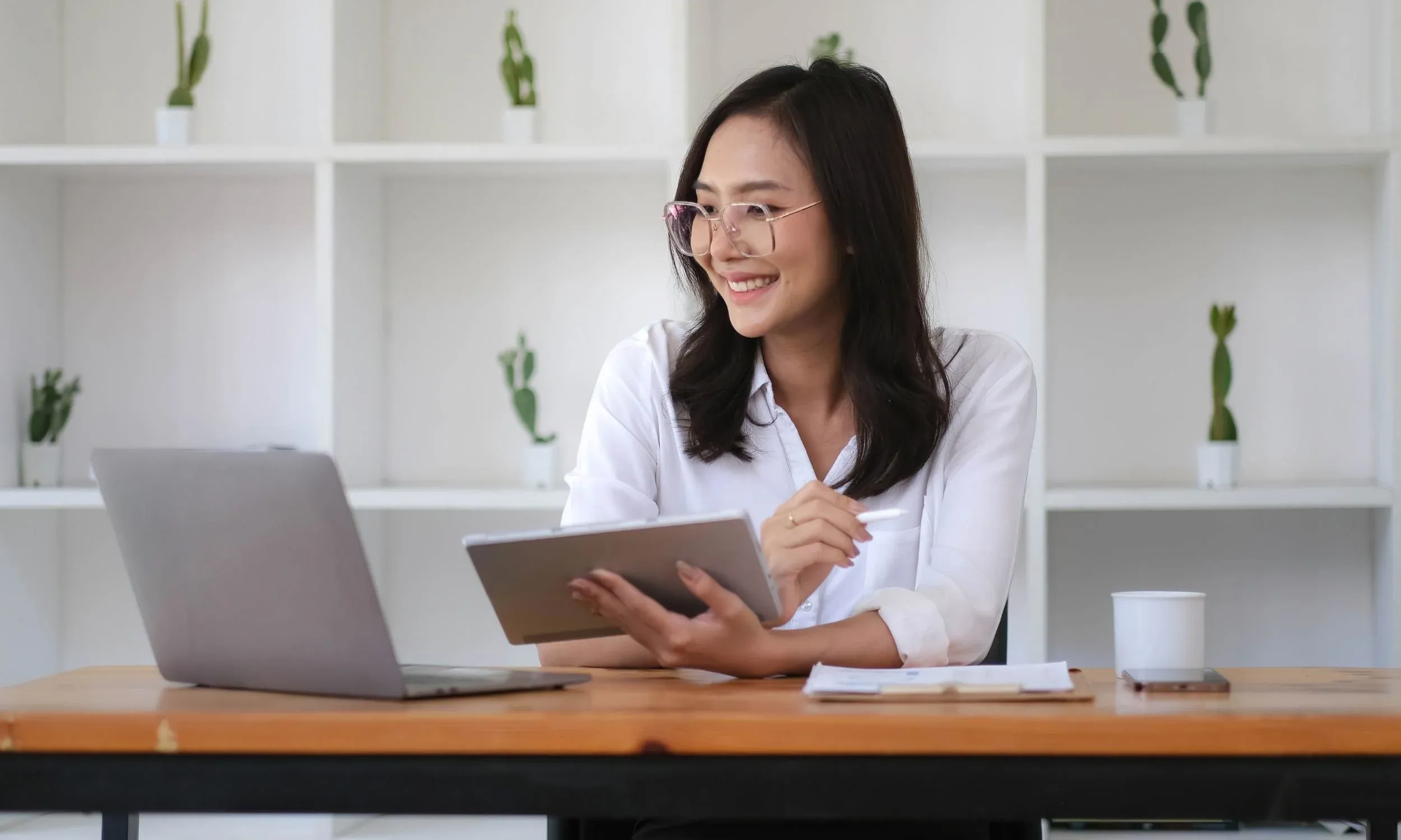 woman working - AI Tools for Executive Assistants